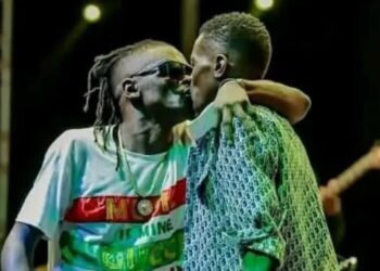 Chameleone apologises for ’kissing brother’ on live stage